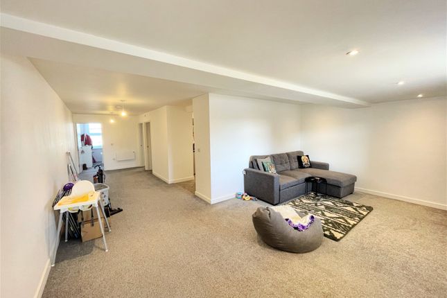 Flat to rent in Grove Road, Portland
