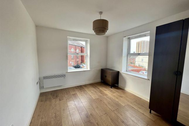 Flat for sale in Redcourt, Athlone Grove, Leeds