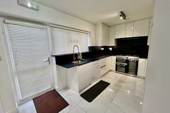 158Stoke, Poges Lane, Slough photo 4