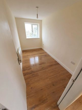 Flat 4, 2, Ling Bob, Halifax photo 5