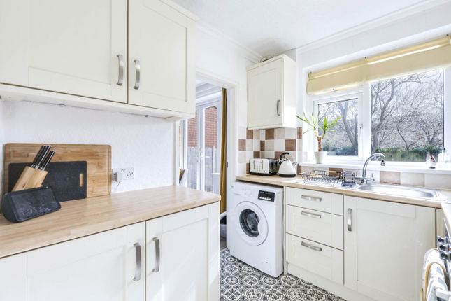 17, Latchmere Avenue, West Park, West Yorkshire photo 4