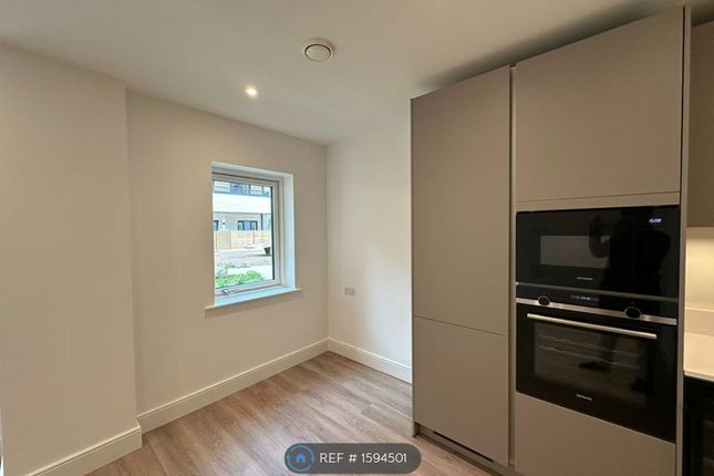 Flat, Riviera House Rose Square, Twickenham photo 3