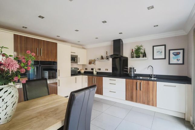 22, Oakcroft, Stalybridge photo 3
