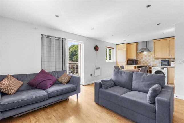 Flat 22, The Cedars,, Cedar Avenue, Hazlemere photo 3