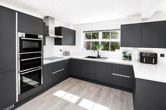 16, Tadley Close, Fleet photo 3