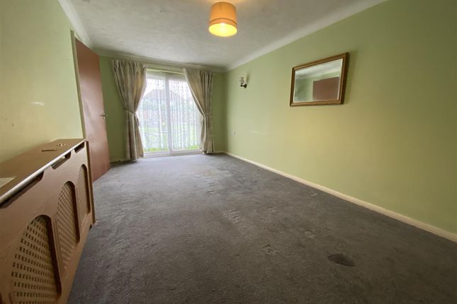 16, Portland Close, Romford photo 2