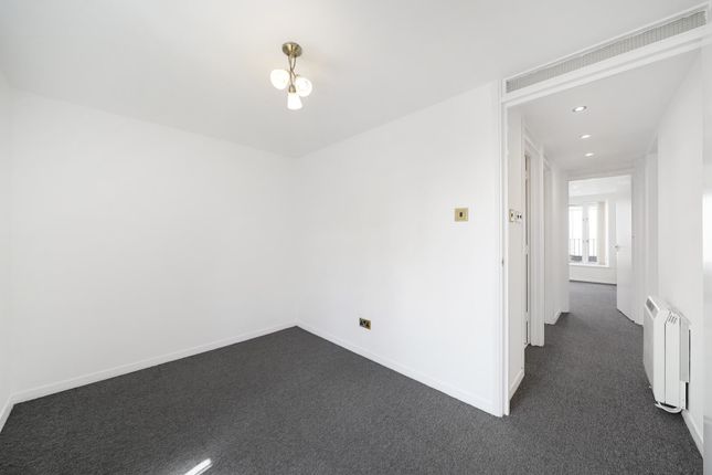 12, Sovereign House, Mill Hill photo 3