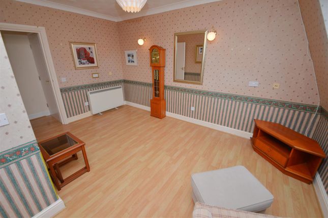 41, Clareston Court, Tenby photo 4