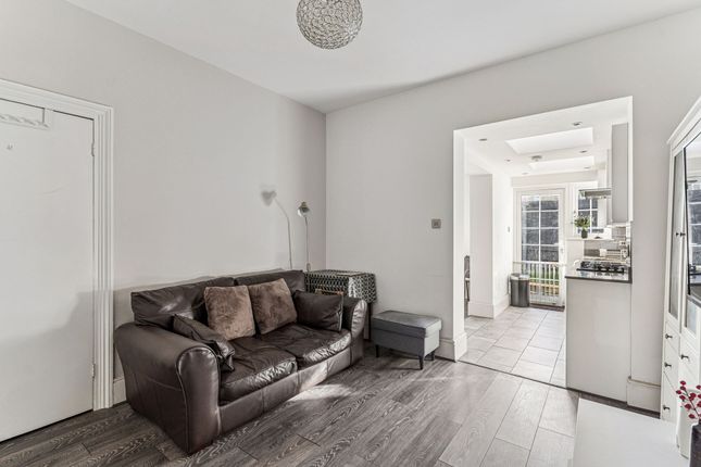 17 Woodford Road, Watford photo 5