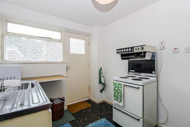 32, Philips Grove, Wakefield photo 3