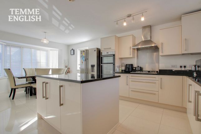 27 Scholars Crescent, Basildon photo 2