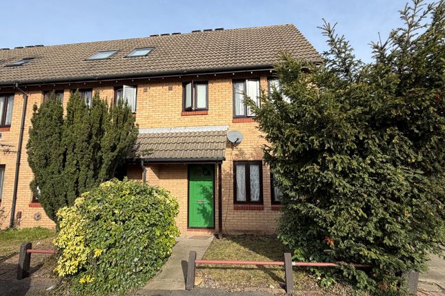 Studio flat on 52 Stephenson Court, Osborne Street, Slough, £110,000