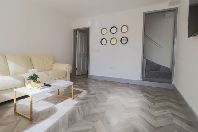 47, Manor Avenue, Leeds photo 2