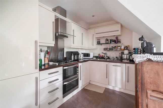 Flat 16, Wellingtonia Place, 42, Reigate Hill, Surrey photo 3