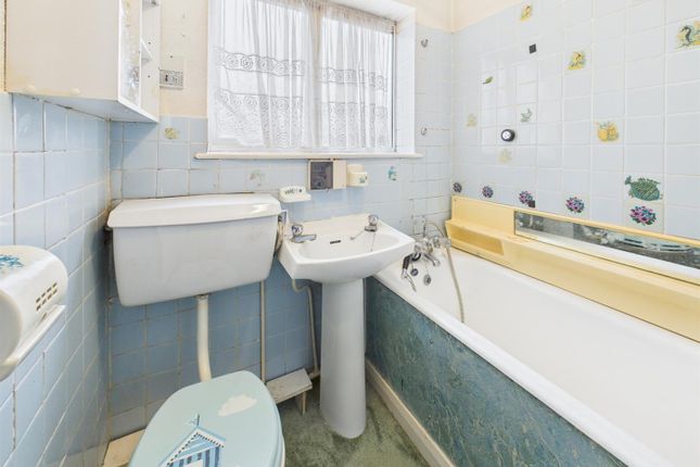 24a, Willow Gardens, Ruislip photo 3