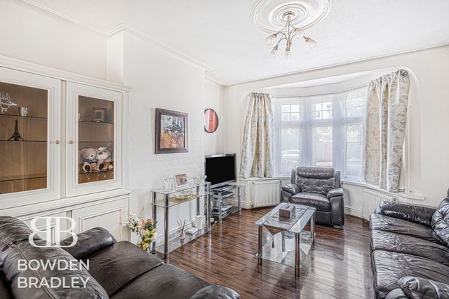 72 Bawdsey Avenue, Ilford photo 2