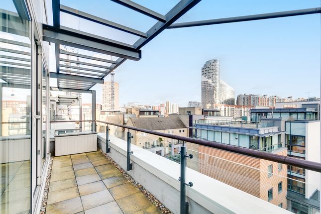 Flat to rent in Boardwalk Place, London