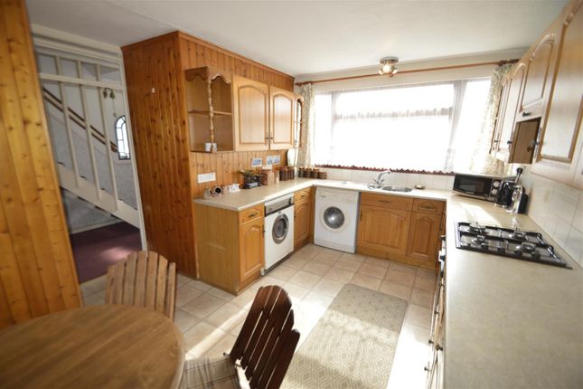 11, Bell Farm Avenue, Dagenham photo 4