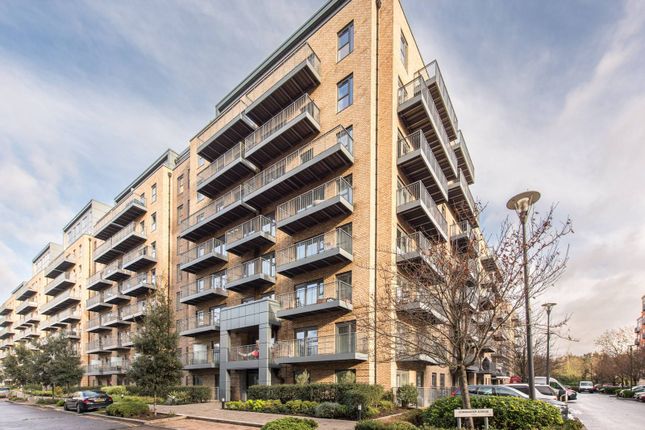 Studio studio on East Drive, Colindale, £230,000
