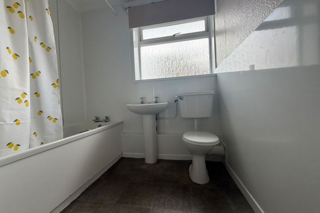 7 Giles Court, Tadley photo 4