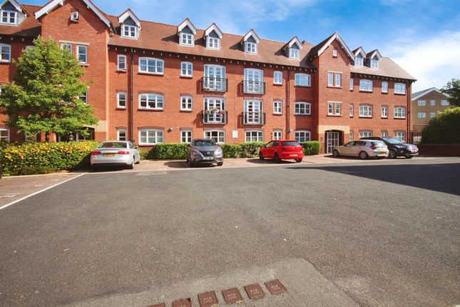 Flat for sale in Martinique Square, Bowling Green Street, Warwick