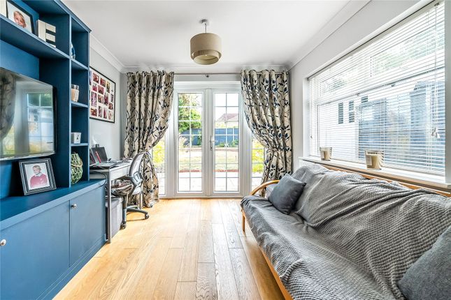 2, Bryanstone Close, Surrey photo 4