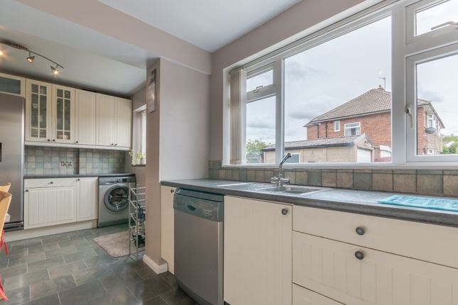 23, Roundhill Mount, West Yorkshire photo 4