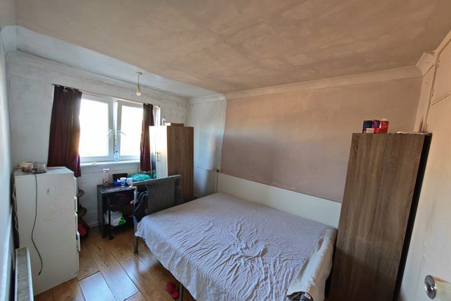 Flat Flat 60, Donegal House, Cambridge Heath Road, London photo 2