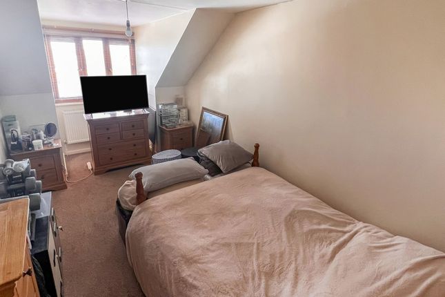 11 Alder Court, London photo 5