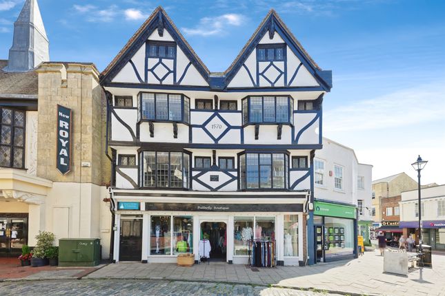 3-bed flat on Market Place, Faversham, £260,000