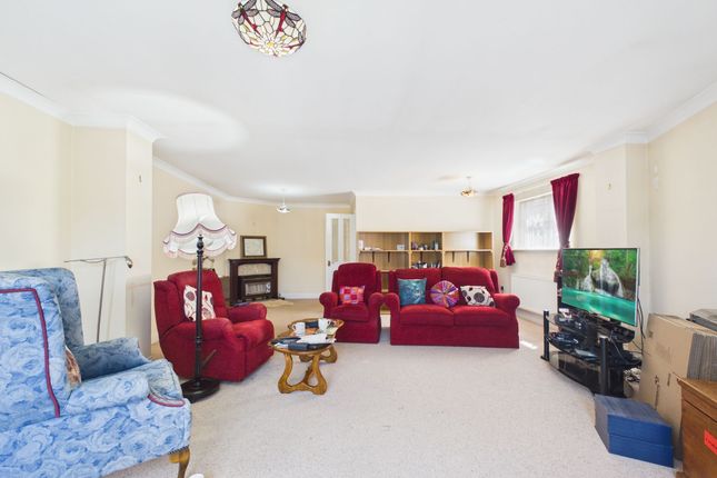 17 The Glen, Stanford-Le-Hope photo 2