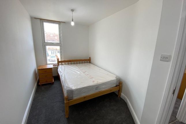 Flat to rent in Granville Road, Southfields