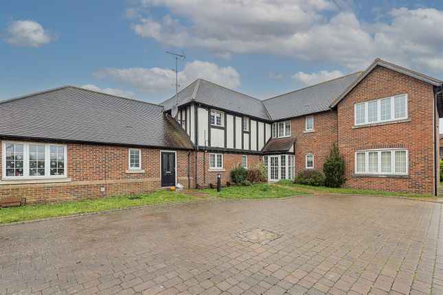 Thumbnail Flat for sale in Meadow View, Redbourn, St.Albans