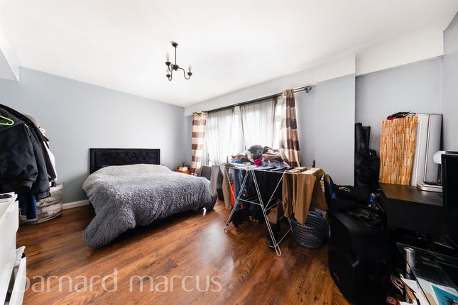 2-bed flat on 54, Bell Green Lane, London, £250,000