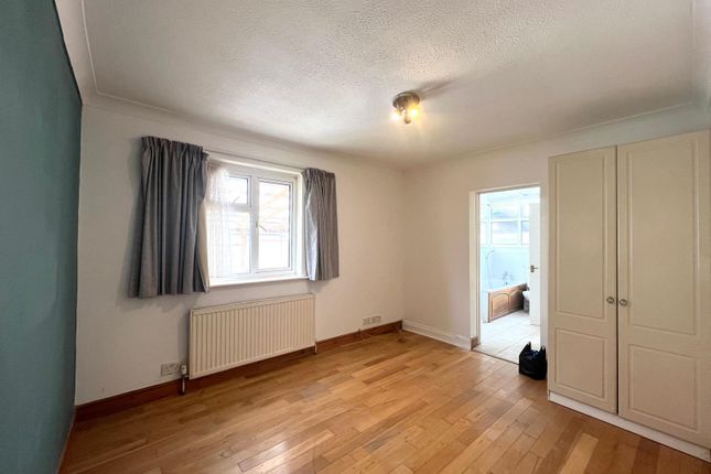15, Coppice Drive, Wraysbury, Staines photo 3