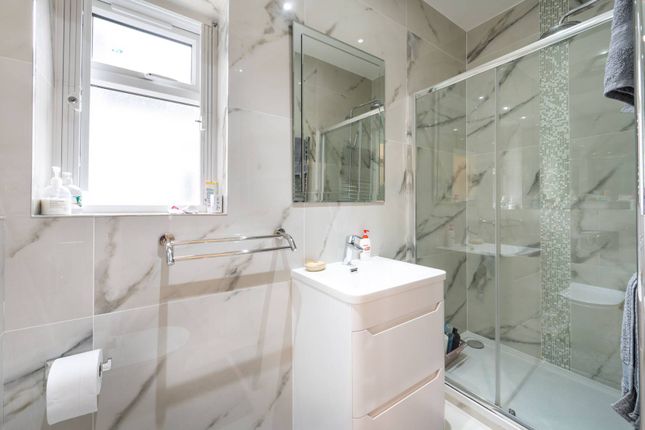 Flat for sale in Chatsworth Road, Willesden Green, London
