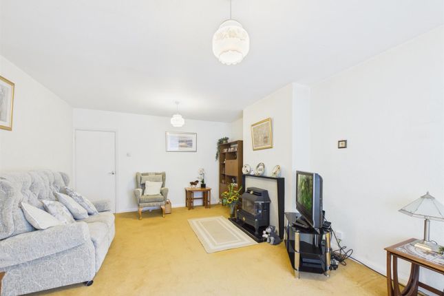 218, Broughton Avenue, Aylesbury photo 3