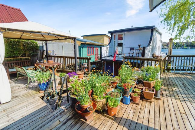 Shearwater Houseboat,, Pettinger Gardens, Hampshire photo 3