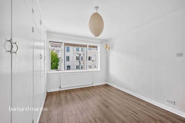 22, Park Court, Friern Park, London photo 4