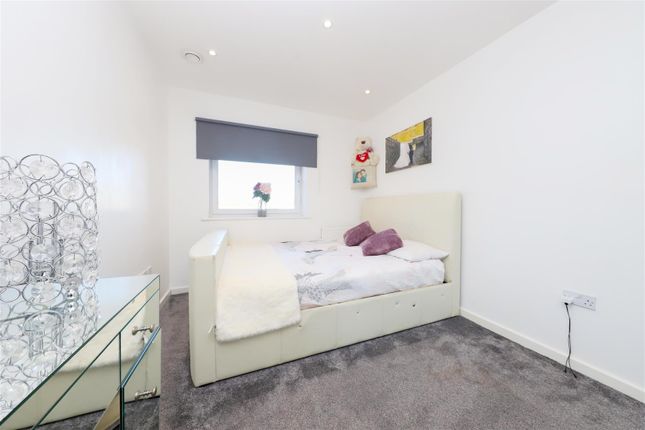 Flat for sale in Clovelly Court, 10 Wintergreen Boulevard, West Drayton