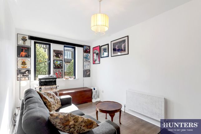 Flat 16, 16, Mortimer Crescent, London photo 3
