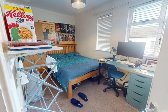 A Cozy Double Bedroom Featuring A Comfortable Doub...