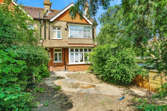 Studio flat on 24c, Warham Road, £125,000