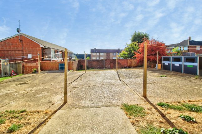 26, Hendon Gardens, Romford photo 4