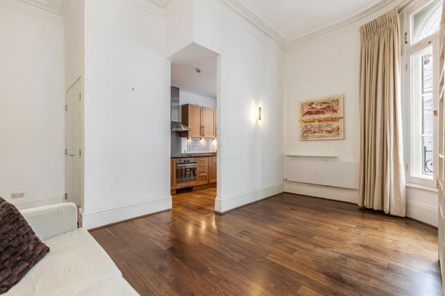 Flat to rent in Spring Gardens, London