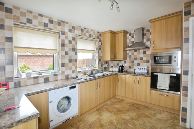 11, Warrands Close, Southwell photo 2