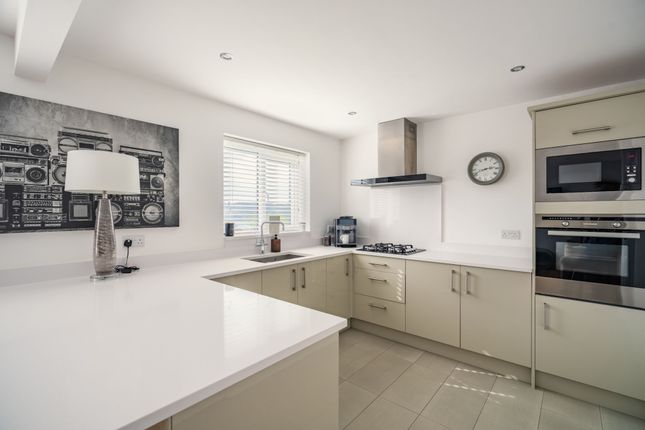 15 Nant Y Coed, Colwyn Bay photo 4