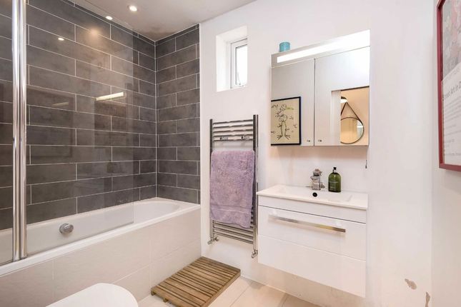 Flat 2, 610, Fulham Road, London photo 4