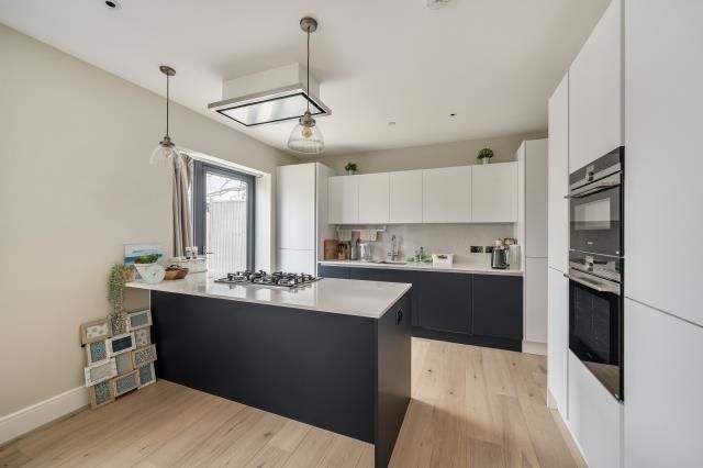 33a, Dollis Avenue, London photo 3