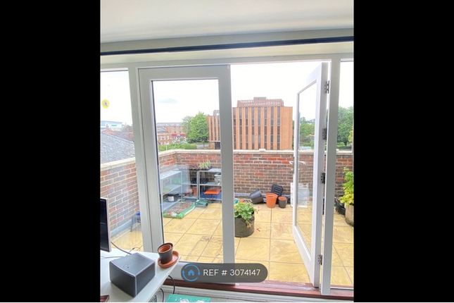 Flat, A High Street, Andover photo 5
